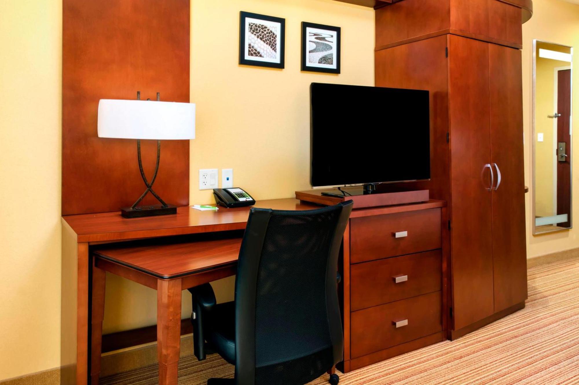 Courtyard By Marriott Miami